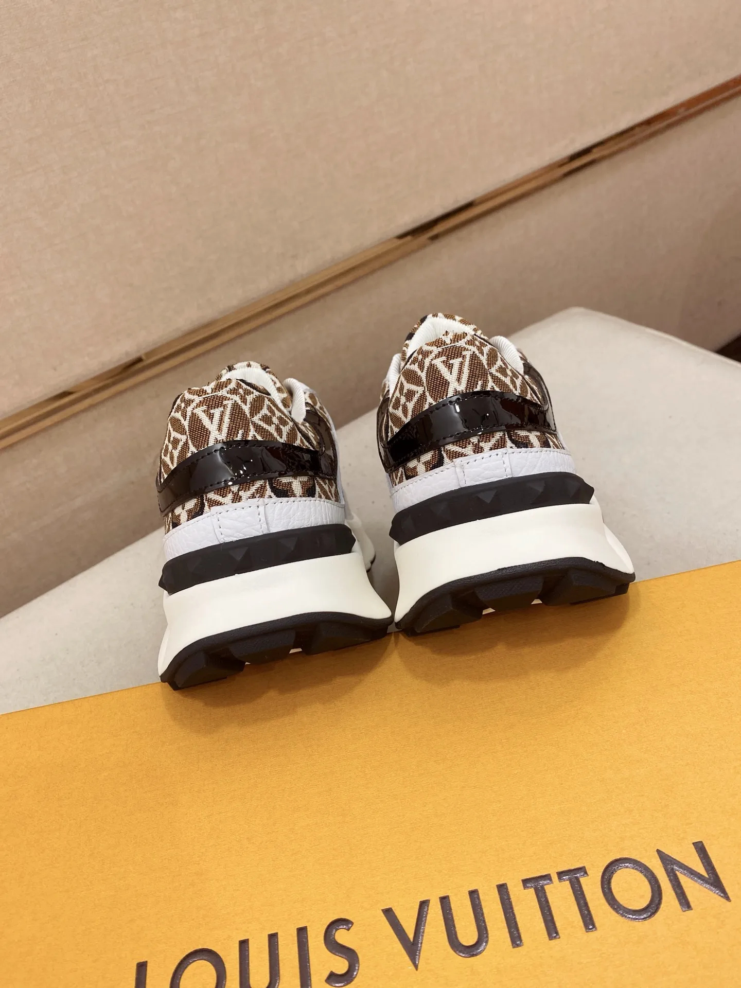 Men's shoes💰 462💰louis vuitton (Louis Vuitton/lv)🔍🔍The new counters are on sale at the same time. The uppers are imported from Italy. ️Re-engraved🇮🇹💪💪, ⚠Sole: The original sole is specially provided by the original factory, the exclusive movable molded sole is super comfortable, ⚠Original factory follow-up goods, 🔍🔍high quality, you can go in and out of the counter at will, welcome to compare⚠. Code number: 38-44 (45/46 customized, non-refundable)